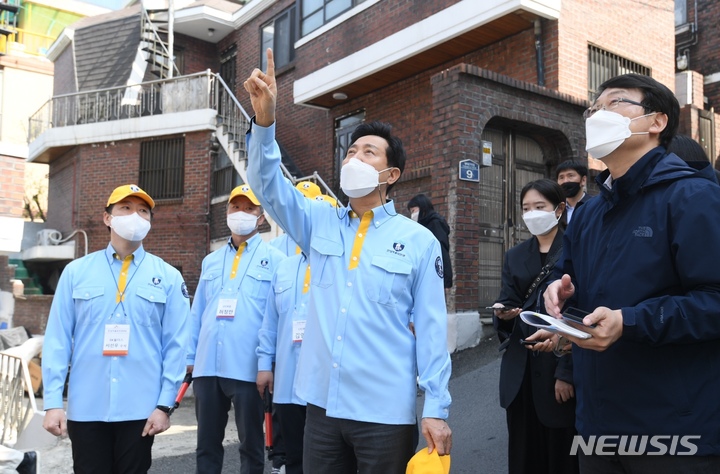 [서울=뉴시스]오세훈 서울시장이 20일 안심마을보안관 현장 점검을 위해 서울 용산구 청파동 일대를 찾았다. (사진=서울시 제공). 2022.04.20. photo@newsis.com