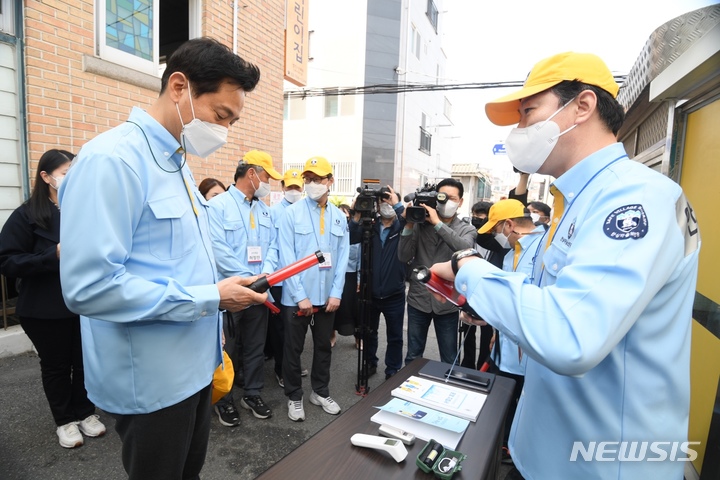 [서울=뉴시스]서울시가 늦은 밤 혼자 귀가할 때 두렵지 않도록 밤길 안전을 지켜주는 '안심마을보안관' 활동을 21일부터 시작한다고 밝혔다. (사진=서울시 제공). 2022.04.20. photo@newsis.com