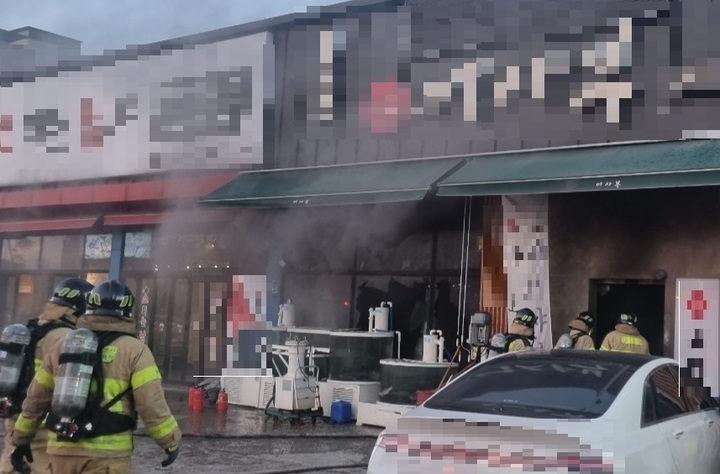 [아산=뉴시스] 이종익 기자 = 20일 오후 6시 58분께 충남 아산시 배방읍의 한 식당에서 불이 나 소방당국이 화재 진화 후 조사를 진행하고 있다. (사진=아산소방서 제공) 2022.04.20. photo@newsis.com *재판매 및 DB 금지