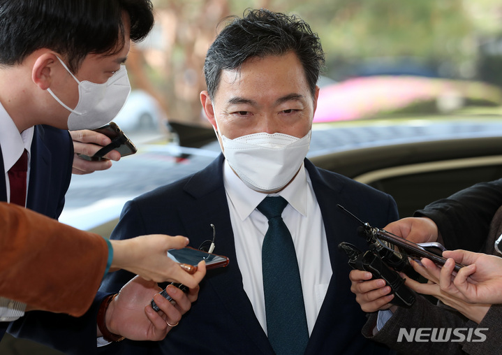 [서울=뉴시스] 이영환 기자 = 김오수 검찰총장이 20일 오전 서울 서초구 대검찰청으로 출근해 취재진의 질문에 답하고 있다. 2022.04.20. 20hwan@newsis.com