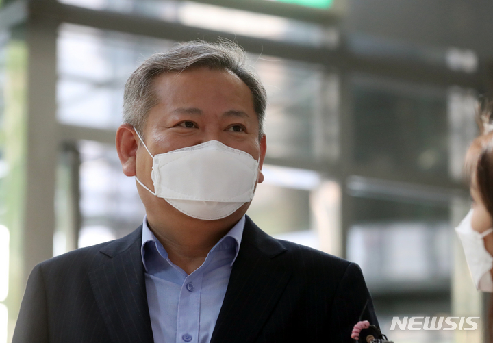 [서울=뉴시스] 이상민 행정안전부 장관 후보자가 지난달 20일 서울 종로구의 한 건물에 마련된 인사청문회 준비 사무실로 출근하며 취재진 질문에 답하고 있다. 2022.04.20. kkssmm99@newsis.com