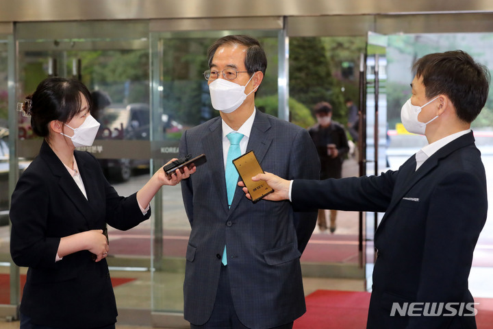 [서울=뉴시스] 배훈식 기자 = 한덕수 국무총리 후보자가 20일 오전 서울 종로구 한국생산성본부에 마련된 국회 인사청문회 준비단 사무실로 출근하며 취재진의 질문에 답변하고 있다. 2022.04.20. dahora83@newsis.com