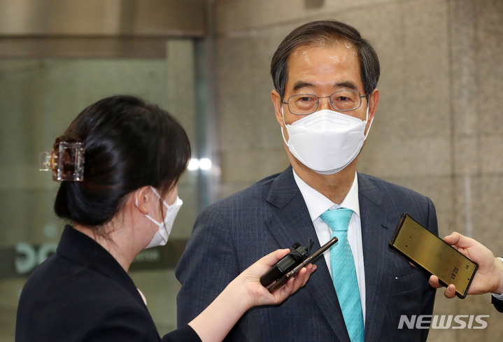 [서울=뉴시스] 배훈식 기자 = 한덕수 국무총리 후보자가 20일 오전 서울 종로구 한국생산성본부에 마련된 국회 인사청문회 준비단 사무실로 출근하며 취재진의 질문에 답변하고 있다. 2022.04.20. dahora83@newsis.com