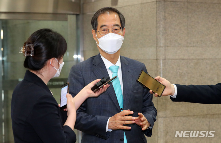 [서울=뉴시스] 배훈식 기자 = 한덕수 국무총리 후보자가 20일 오전 서울 종로구 한국생산성본부에 마련된 국회 인사청문회 준비단 사무실로 출근하며 취재진의 질문에 답변하고 있다. 2022.04.20. dahora83@newsis.com