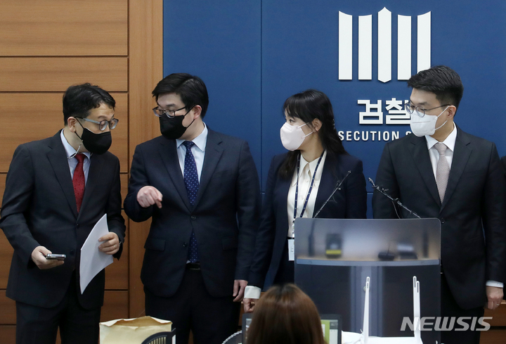 [서울=뉴시스] 조성우 기자 = 대전지검 김진혁 검사(맨 왼쪽), 울산지검 남소정 검사(왼쪽 세 번째), 서울중앙지검 임진철 검사(왼쪽 네 번째) 등 평검사들이 20일 오전 서울 서초구 서울고등검찰청 기자실에서 검수완박(검찰 수사권 완전 박탈) 입법에 대응하기 위해 전날(19일) 열렸던 전국 평검사회의 결과 브리핑 및 입장문을 발표 전 대화하고 있다. 2022.04.20. xconfind@newsis.com