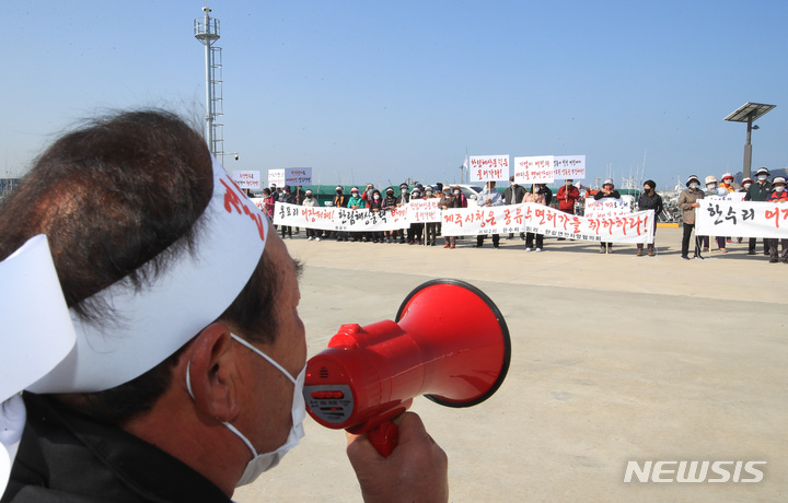 [제주=뉴시스] 우장호 기자 = 한림연안자망협회와 해녀 100여명이 20일 오전 제주시 한림읍 한수리 포구에서 집회를 열어 제주시청을 상대로 한림해상풍력 반대를 촉구하고 있다. 2022.04.20. woo1223@newsis.com