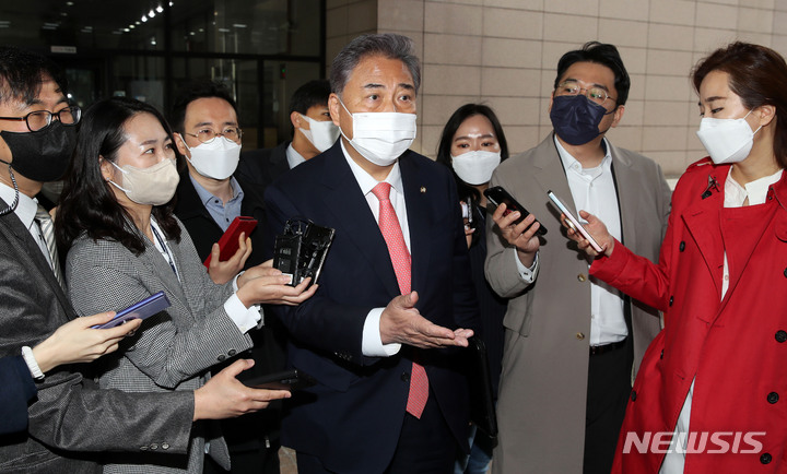 [서울=뉴시스] 홍효식 기자 = 박진 외교부 장관 후보자가 20일 오전 서울 종로구 외교부 청사 인근에 마련된 인사청문회 준비 사무실로 출근하며 취재진 질문에 답하고 있다. 2022.04.20. yesphoto@newsis.com