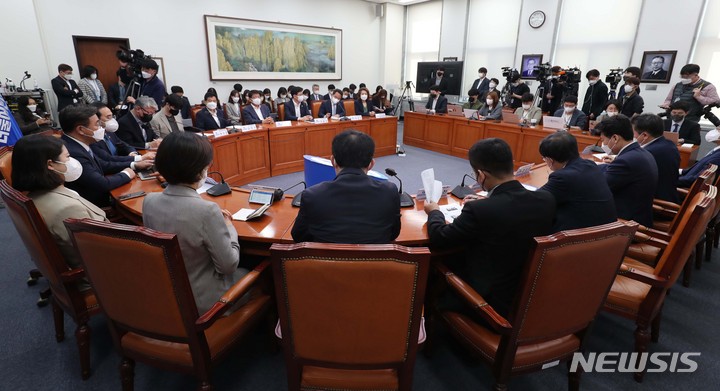 [서울=뉴시스] 전진환 = 20일 서울 여의도 국회에서 더불어민주당 비상대책위원회의가 열리고 있다. (공동취재사진) 2022.04.20. photo@newsis.com