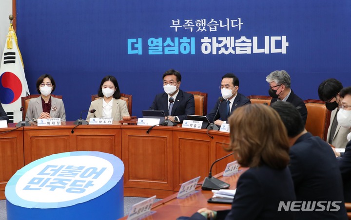 [서울=뉴시스] 전진환 = 윤호중 더불어민주당 공동비대위원장이 20일 서울 여의도 국회에서 열린 비상대책위원회의에서 발언하고 있다. (공동취재사진) 2022.04.20. photo@newsis.com