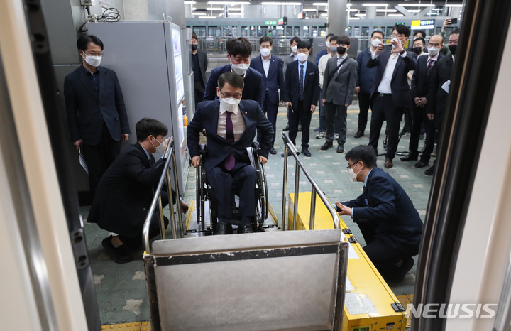 [서울=뉴시스] 국회사진기자단 = 이준석 국민의힘 대표가 20일 서울 동대문구 청량리역을 방문해 휠체어 리프트를 이용해 이종성 의원과 KTX열차에 탑승하고 있다. 2022.04.20. photo@newsis.com