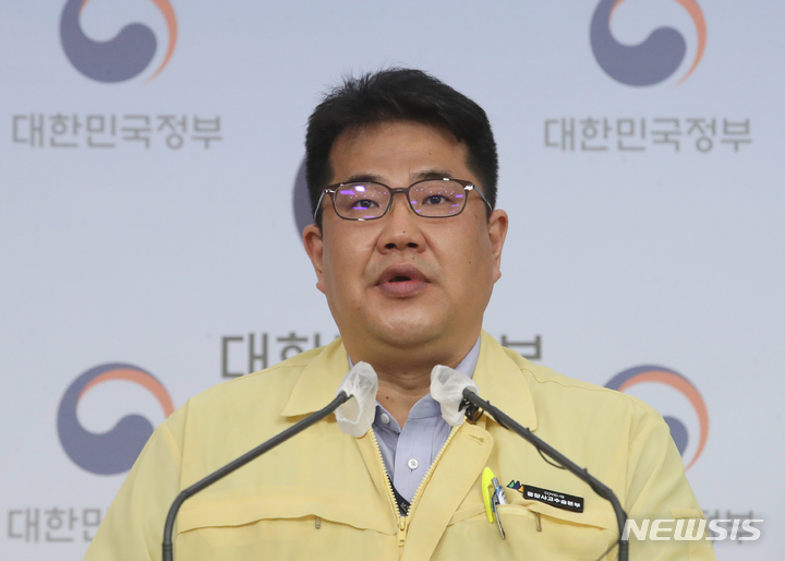[서울=뉴시스] 김명원 기자 = 손영래 중앙사고수습본부 사회전략반장이 20일 오전 서울 종로구 정부서울청사 별관에서 코로나19 중앙재난안전대책본부(중대본) 정례브리핑을 하고 있다. 2022.04.20. kmx1105@newsis.com