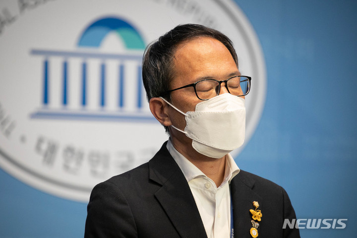 [서울=뉴시스] 최진석 기자 = 박주민 더불어민주당 의원이 20일 오전 서울 여의도 국회 소통관에서 유럽 사이버범죄 방지 협약 가입을 촉구하는 기자회견을 열고 참석자의 지지발언을 들으며 눈을 감고 있다. (공동취재사진) 2022.04.20. photo@newsis.com