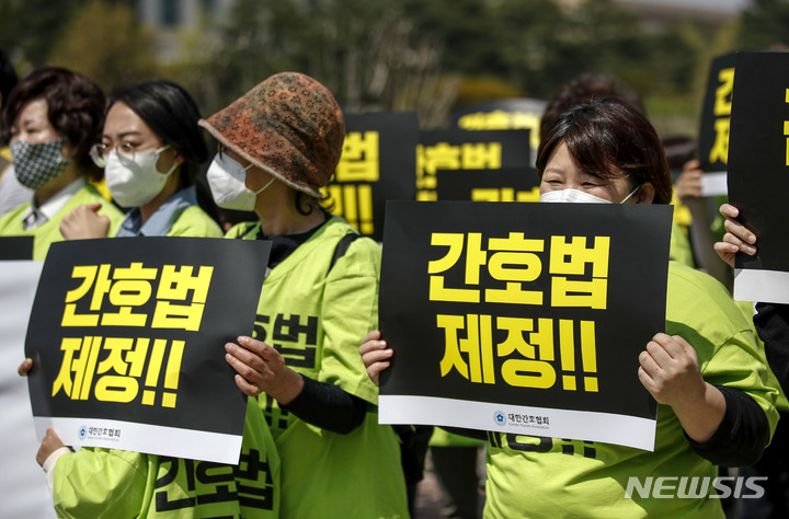 [서울=뉴시스] 정병혁 기자 = 대한간호협회 관계자들이 20일 오전 서울 여의도 국회 앞에서 열린 간호법제정추진범국민운동본부 출범식에서 피켓을 들고 구호를 외치고 있다. 2022.04.20. jhope@newsis.com