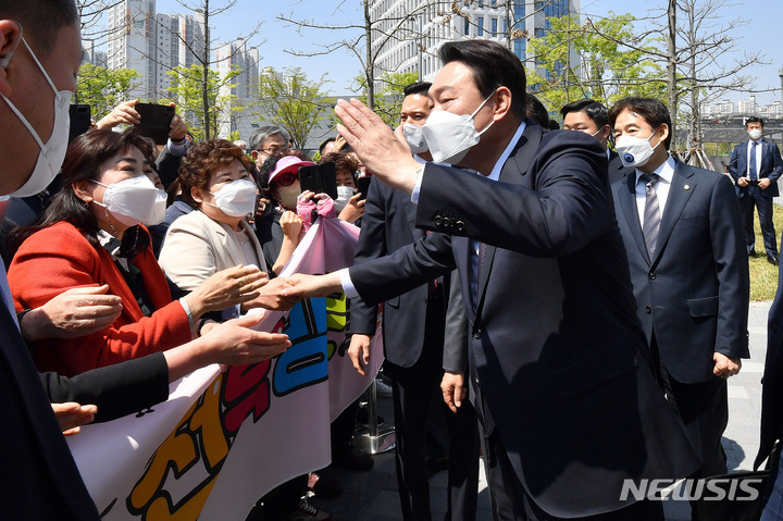 [서울=뉴시스] 인수위사진기자단 = 윤석열 대통령 당선인이 20일 '약속과 민생의 행보' 일환으로 전북 전주 국민연금공단을 방문, 환영 나온 지지자들과 인사하고 있다. 2022.04.20. photo@newsis.com