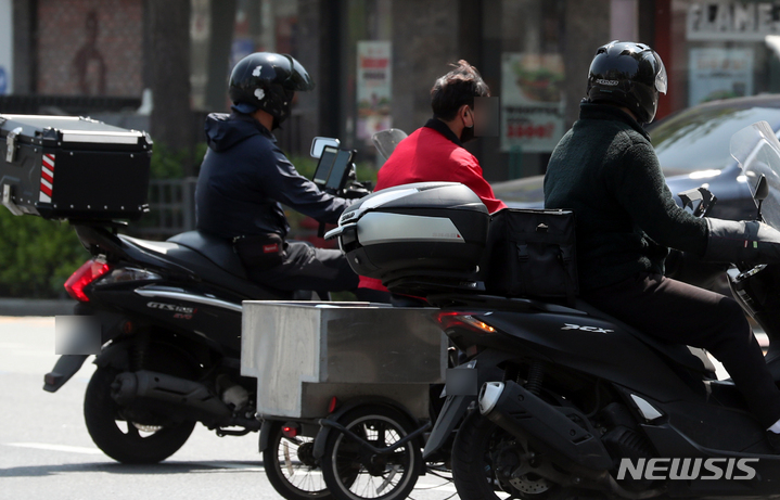 [서울=뉴시스] 고승민 기자 = 통계청이 발표한 '2021년 하반기 지역별 고용조사-취업자의 산업 및 지역별 특성'에 따르면 지난 2021년 10월 음식 배달, 택배 배송 등에 종사하는 배달원 수가 42만8천명으로 역대 최다를 기록한 것으로 알려졌다. 지난달 20일 서울 시내 도로에서 배달원이 업무를 하고 있다. 이는 코로나19가 없었던 2년 전과 비교하면 22.6% 늘어난 수치로 2013년 관련 통계 작성 이래 가장 많은 것으로 알려졌다. 2022.04.20. kkssmm99@newsis.com