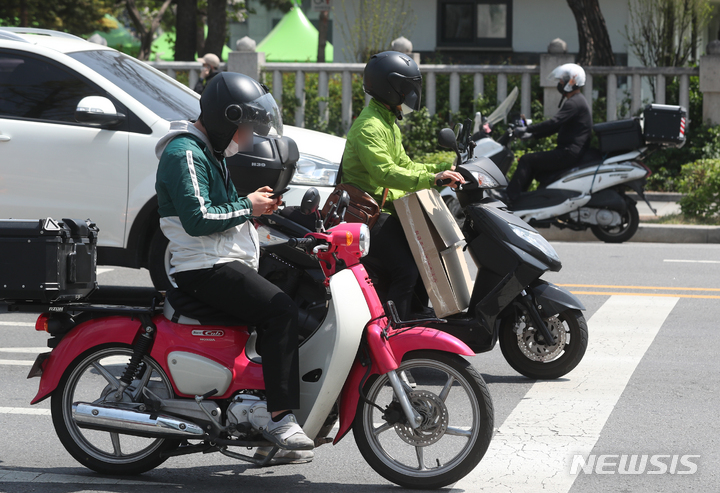 [서울=뉴시스] 고승민 기자 = 통계청이 발표한 '2021년 하반기 지역별 고용조사-취업자의 산업 및 지역별 특성'에 따르면 지난해 10월 음식 배달, 택배 배송 등에 종사하는 배달원 수가 42만8000명으로 역대 최다를 기록했다. 이는 2년 전과 비교하면 22.6% 늘어난 수치로, 2013년 관련 통계 작성 이래 가장 많았다. 사진은 지난 4월20일 서울 시내 도로에서 배달원이 업무를 하고 있는 모습. 2022.04.20. kkssmm99@newsis.com