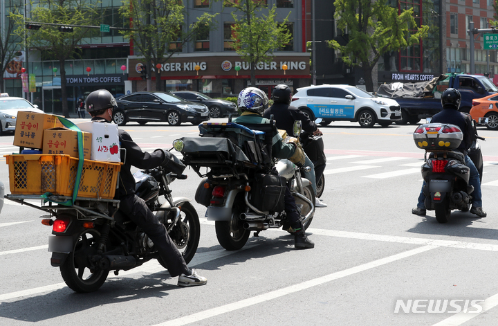 [서울=뉴시스] 고승민 기자 = 3일 통계청에 따르면 올해 1분기 음식 배달 관련 온라인 거래 규모가 7조원을 넘긴 것으로 집계됐다. 사진은 서울 시내 도로에서 배달원이 업무를 하는 모습. 2022.04.20. kkssmm99@newsis.com