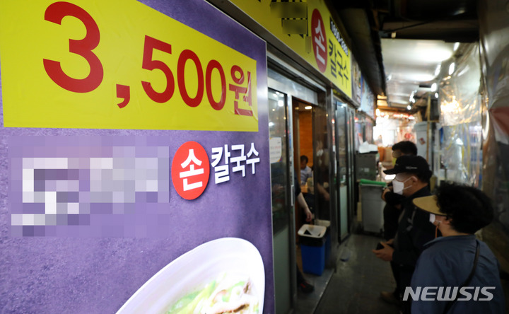 [서울=뉴시스] 추상철 기자 = 수입 밀 가격의 상승으로 칼국수, 짜장면 등 밀가루를 주재료로 사용하는 음식의 인상이 불가피하다. 20일 오후 서울 시내 한 전통시장 음식점에 칼국수 가격이 보이고 있다. 2022.04.20. scchoo@newsis.com