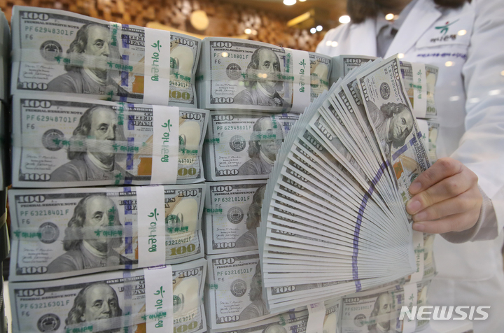 [서울=뉴시스] 김병문 기자 = 서울 중구 하나은행 위변조대응센터에서 직원이 달러화를 검수하고 있다. 2022.04.20. dadazon@newsis.com