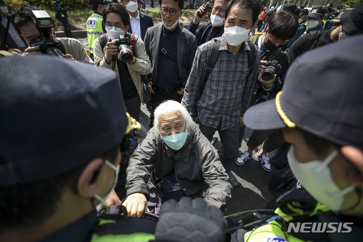 [서울=뉴시스] 정병혁 기자 = 장애인의 날인 20일 오후 서울 영등포구 이룸센터 앞 도로에서 열린 420장애인차별철폐 투쟁결의대회에서 전국장애인차별철폐연대(전장연) 관계자들이 경찰과 마찰을 빚고 있다. 2022.04.20. jhope@newsis.com