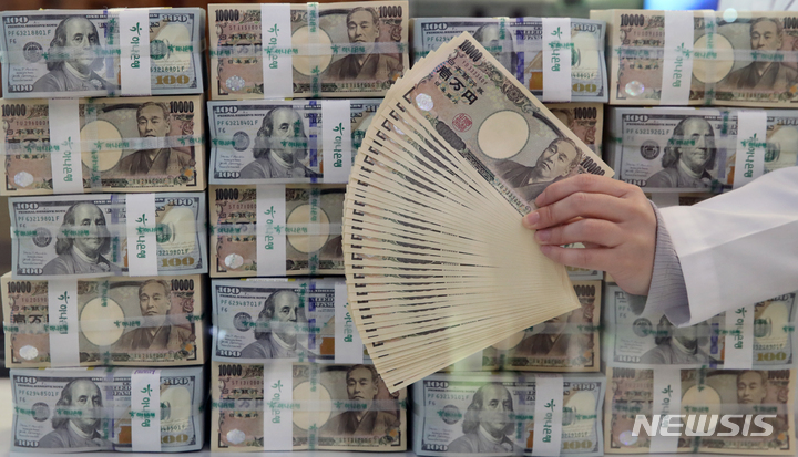 [서울=뉴시스] 김병문 기자 =20일 오후 서울 중구 하나은행 위변조대응센터에서 직원이 엔화와 달러화를 검수하고 있다. 2022.04.20. dadazon@newsis.com