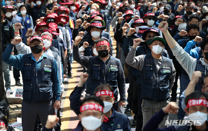 [서울=뉴시스] 고범준 기자 = 전국민주노동조합총연맹(민주노총) 조합원들이 20일 오후 서울 여의도 국회 앞에서 열린 노동기본권 쟁취! 노조법 2조 개정! 결의대회에서 임을 위한 행진곡을 부르고 있다. 2022.04.20. bjko@newsis.com