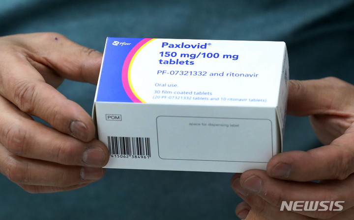 [서울=뉴시스] 홍효식 기자 = 지난 20일 서울 시내 한 약국에서 팍스로비드를 취재진에게 보이고 있다. 2022.04.20. yesphoto@newsis.com