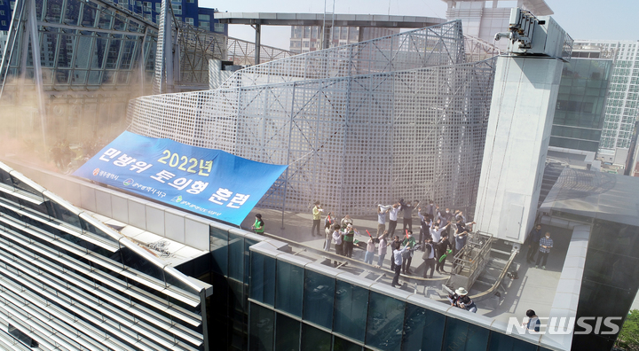 [광주=뉴시스] 류형근 기자 = 20일 오후 광주 서구 광주도시공사 옥상에서 광주시와 광주도시공사 합동으로 미사일 공격에 따른 옥상 대피를 가장한 '2022년 민방위 토의형 훈련'이 펼쳐지고 있다. 2022.04.20. hgryu77@newsis.com