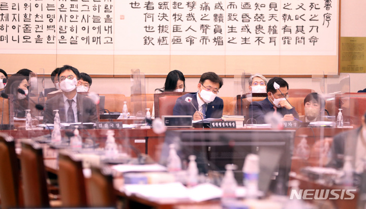 [서울=뉴시스] 전진환 기자 = 20일 오후 검찰청법과 형사소송법 등 '검수완박' 관련 법안을 심사할 법사위 제1소위원회 회의가 열리는 국회 법사위 전체회의실에 구자현(왼쪽부터) 법무부 검찰국장, 김형두 법원행정처 차장, 진교훈 경찰청 차장이 출석해 자리하고 있다. 2022.04.20. amin2@newsis.com