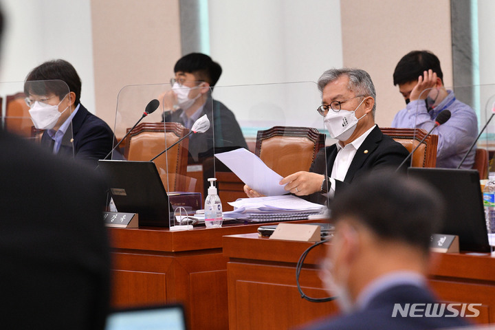 [서울=뉴시스] 고범준 기자 = 최강욱 더불어민주당 의원이 지난 20일 오후 서울 여의도 국회에서 법제사법위원회 법안심사제1소위원회 비공개 회의에 참석해 자료를 정리하고 있다. (공동취재사진) 2022.04.20. photo@newsis.com