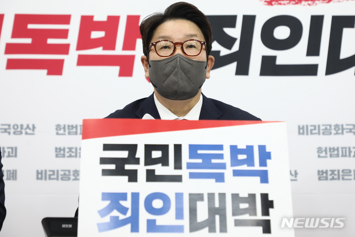 [서울=뉴시스] 전진환 = 국민의힘 권성동 원내대표가 20일 오후 국회에서 법제사법위원회 소속 민형배 더불어민주당 의원의 탈당 관련 긴급 기자간담회를 하고 있다. (공동취재사진) 2022.04.19.&nbsp; photo@newsis.com