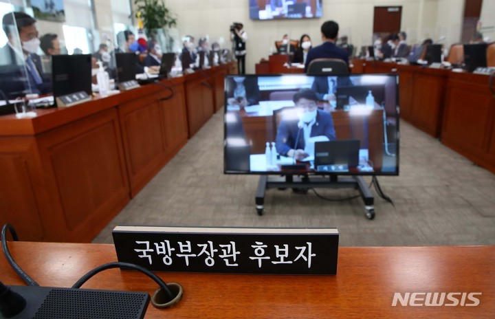 [서울=뉴시스] 김선웅 기자 = 20일 오후 서울 여의도 국회에서 열린 국방위원회 전체회의에서 여야 의원들이 이종섭 국방부장관 후보자 인사청문회에 관한 논의를 하고 있다. (공동취재사진) 2022.04.20. photo@newsis.com