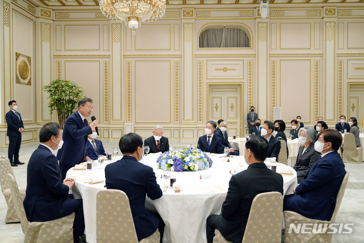 [서울=뉴시스] 문재인 대통령이 20일 오후 청와대 영빈관에서 열린 전직 국무위원과 대통령 자문기구 및 위원회 위원장 초청 오찬에서 인사말을 하고 있다. 이날 오찬에는 이낙연 전 국무총리와 정세균 전 국무총리를 비롯해 전직 국무위원과 대통령 자문기구 및 대통령 소속 위원장 등이 참석했다. (사진=청와대 제공) 2022.04.20. photo@newsis.com
