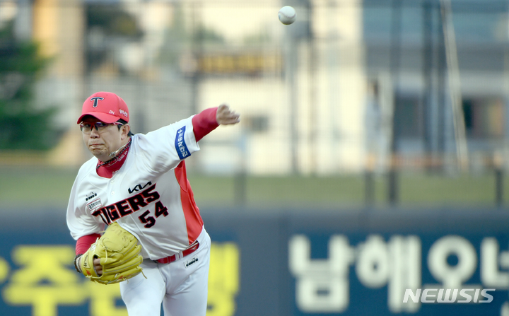 [광주=뉴시스] 류형근 기자 = 20일 오후 광주 북구 광주-기아챔피언스필드에서 열린 2022프로야구 KIA 타이거즈 대 두산 베어스의 경기, 1회초 무사에서 KIA 선발투수 양현종이 역투하고 있다. 2022.04.20. hgryu77@newsis.com