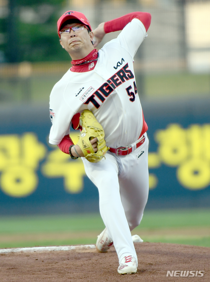 [광주=뉴시스] 류형근 기자 = 20일 오후 광주 북구 광주-기아챔피언스필드에서 열린 2022프로야구 KIA 타이거즈 대 두산 베어스의 경기, 1회초 무사에서 KIA 선발투수 양현종이 역투하고 있다. 2022.04.20. hgryu77@newsis.com