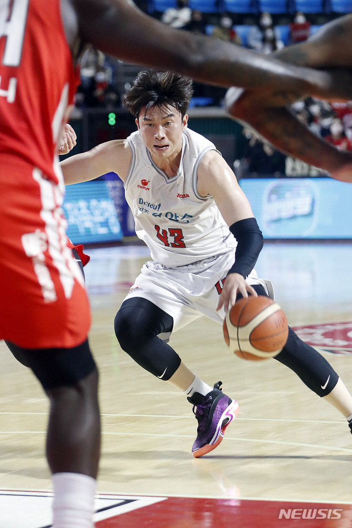 [서울=뉴시스] 최동준 기자 = 20일 서울 송파구 잠실학생체육관에서 열린 2021-2022 KBL 플레이오프 1차전 서울 SK 대 고양 오리온의 경기, 고양 이대성이 돌파하고 있다. 2022.04.20. photocdj@newsis.com