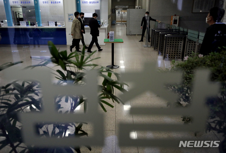 [서울=뉴시스] 김병문 기자 = '검수완박(검찰 수사권 완전 박탈)' 입법 대응을 위해 지난 20일 오후 열린 '전국 부장검사 대표회의'에 참석하는 부장검사가 서울 서초구 서울중앙지검으로 들어가고 있다. 2022.04.20. dadazon@newsis.com