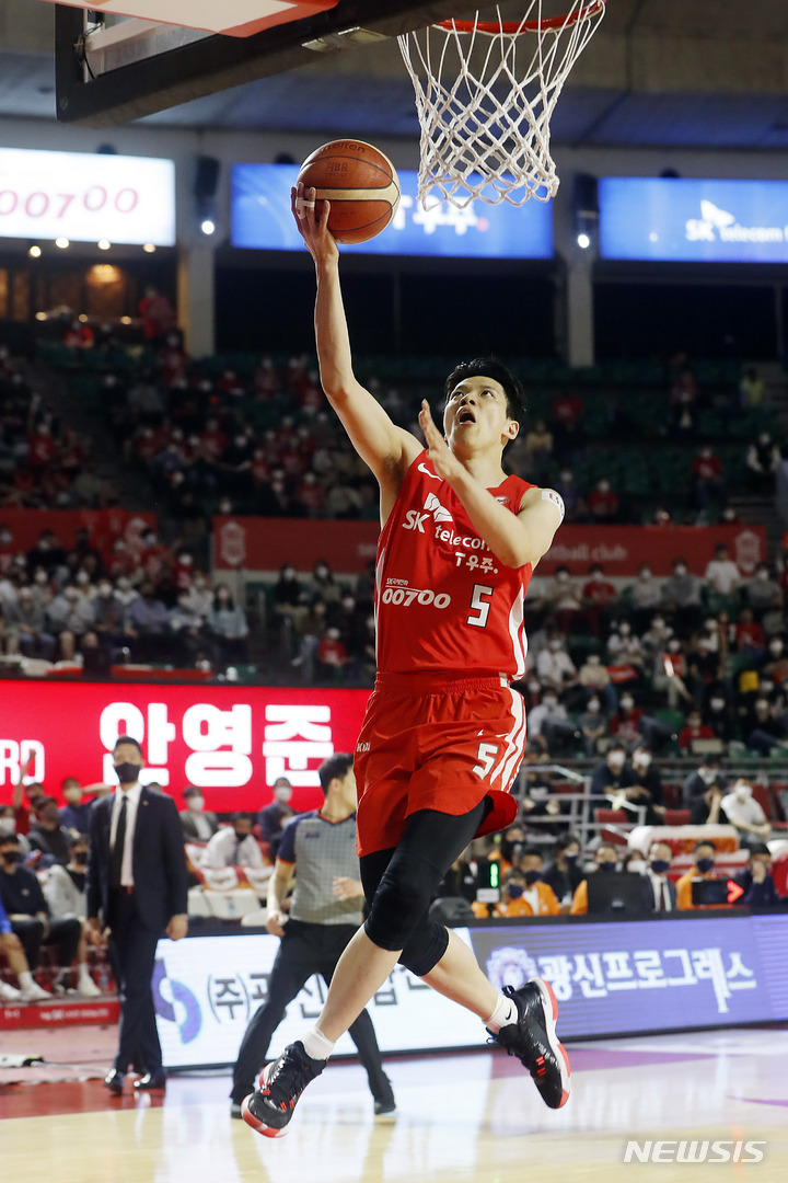 [서울=뉴시스] 최동준 기자 = 20일 서울 송파구 잠실학생체육관에서 열린 2021-2022 KBL 플레이오프 1차전 서울 SK 대 고양 오리온의 경기, 서울 김선형이 슛을 시도하고 있다. 2022.04.20. photocdj@newsis.com