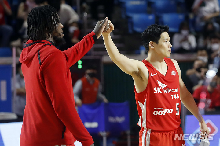 [서울=뉴시스] 최동준 기자 = 20일 서울 송파구 잠실학생체육관에서 열린 2021-2022 KBL 플레이오프 1차전 서울 SK 대 고양 오리온의 경기, 101:83으로 승리한 서울 김선형, 워니가 하이파이브 하고 있다. 2022.04.20. photocdj@newsis.com