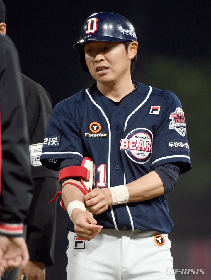 [광주=뉴시스] 류형근 기자 = 20일 오후 광주 북구 광주-기아챔피언스필드에서 열린 2022프로야구 KIA 타이거즈 대 두산 베어스의 경기, 9회초 2사 1, 2루에서 두산 9번타자 정수빈이 1타점 안타를 친 뒤 1루에 안착해 있다. 2022.04.20. hgryu77@newsis.com