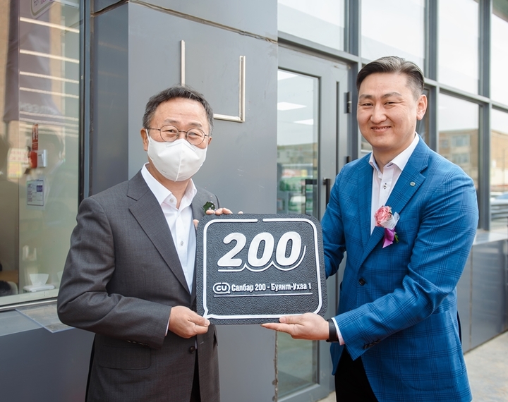 이건준 BGF리테일 대표가 2022년 4월 몽골 CU 200호점 오픈식에 참석해 직접 현지 사업 현황을 점검했다. (사진 = BGF리테일 제공) *재판매 및 DB 금지