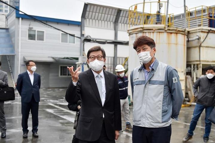 [부산=뉴시스] 박형준 부산시장(사진 왼쪽)이 21일 오전 제9차 서부산 현장 전략회의를 마친 뒤 지역 현안인 한일시멘트 부산공장 이전과 관련, 현장을 방문해 관계자와 이야기 하고 있다.(사진=부산시 제공) *재판매 및 DB 금지