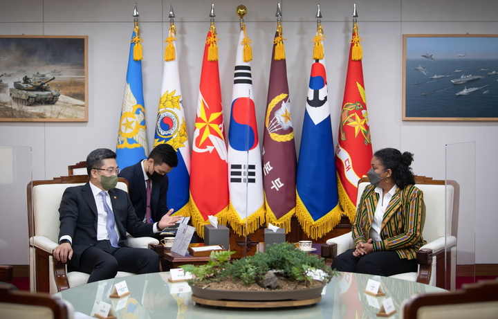 [서울=뉴시스] 서욱 국방부장관이 21일 오전 국방부 접견실에서 캐리스 오벳체비 램프티 즈웨네스 (Charis Obetsebi-Lamptey Zwennes) 주한 가나 대사를 접견하고 한-가나 국방 협력강화 방안에 대해서 의견을 교환하는 모습. 2022.04.21. (사진=국방부 제공) *재판매 및 DB 금지