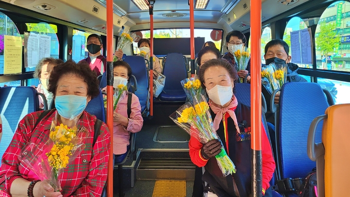 [전주=뉴시스] 한훈 기자 = 전북 전주시설공단은 장애인의 날(4월20일)을 맞아 교통약자 수송차량(이지콜) 이용객을 대상으로 '봄 감사 이벤트'를 진행했다고 21일 밝혔다.(사진=전주시설공단 제공).2022.04.21.  photo@newsis.com *재판매 및 DB 금지