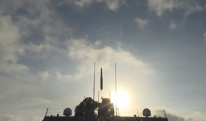 [서울=뉴시스] 최근 중국 해군이 공개한 영상을 캡쳐한 사진으로, 중국군 최신형 055형 구축함에서 극초음속 미사일 잉지(YJ)-21이 발사되고 있다. <사진출처: 웨이보> 2022.04.21 