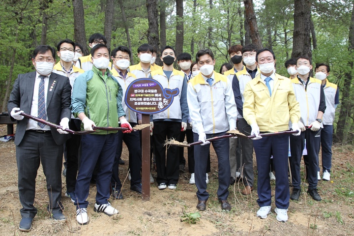 [울산=뉴시스] 구미현 기자 = 21일 울산시 울주군 언양읍 암각화박물관 광장에서 열린 '반구대암각화 수국길 조성 식재행사'에서 참석자들이 기념사진을 찍고 있다. 사진 왼쪽부터 윤덕권 울산시의원, 박성진 동서발전 비상임이사, 김영문 동서발전 사장, 송철호 울산시장. (사진=동서발전 제공) 2022.04.22. photo@newsis.com *재판매 및 DB 금지