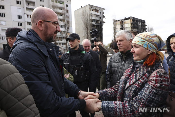 [보로디얀카=AP/뉴시스] 샤를 미셸(왼쪽) 유럽연합(EU) 상임의장이 20일(현지시간) 전쟁 피해 지역인 우크라이나 보로디얀카를 둘러보며 한 주민을 위로하고 있다. 2022.04.21.