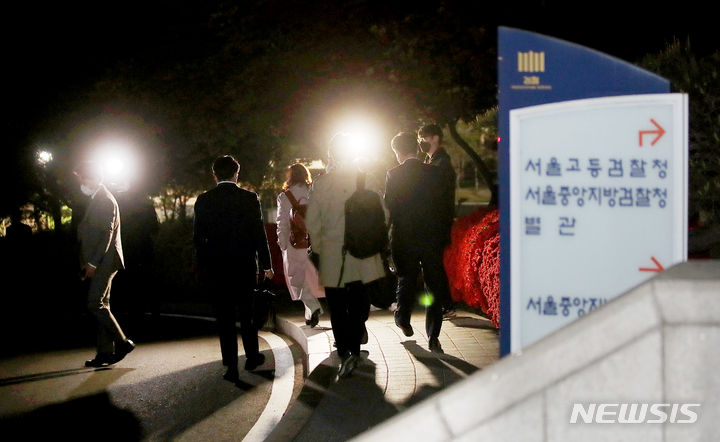 [서울=뉴시스] 김병문 기자 = '검수완박(검찰 수사권 완전 박탈)' 입법 대응을 위해 열린 '전국 부장검사 대표회의'를 마친 부장검사들이 21일 새벽 서울 서초구 서울중앙지검을 나서고 있다. 2022.04.21. dadazon@newsis.com