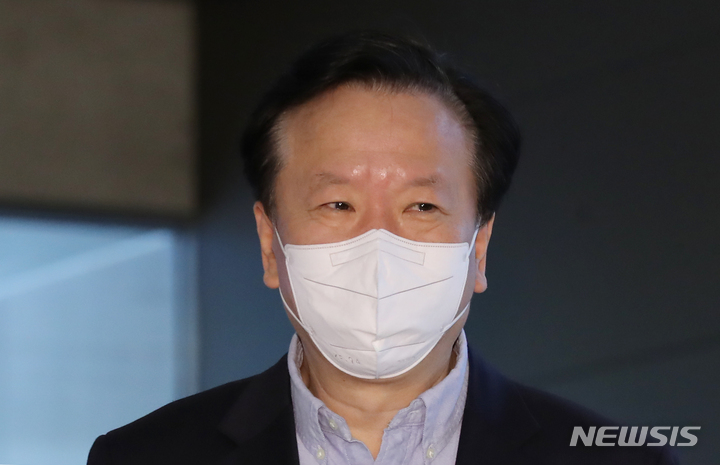 [서울=뉴시스] 조수정 기자 = 정호영 보건복지부 장관 후보자가 21일 오전 서울 서대문구 국민연금 서울북부지역본부에 마련된 인사청문회 준비 사무실로 출근하고 있다. 2022.04.21. chocrystal@newsis.com