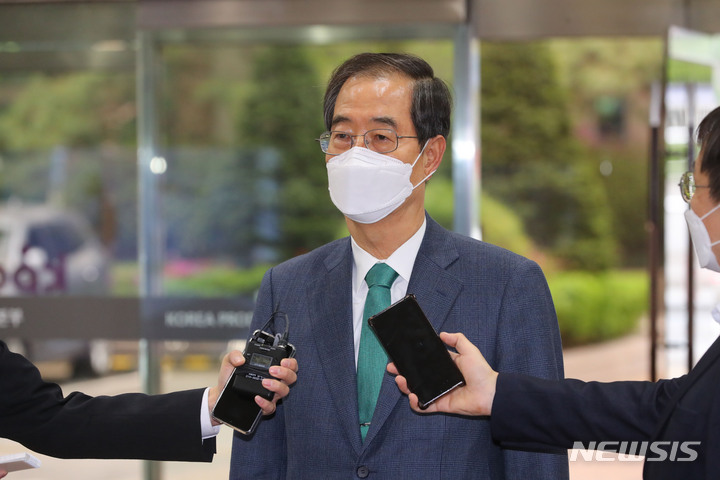 [서울=뉴시스] 배훈식 기자 = 한덕수 국무총리 후보자가 21일 오전 서울 종로구 한국생산성본부에 마련된 국회 인사청문회 준비단 사무실로 출근하며 취재진의 질문에 답변하고 있다. 2022.04.21. dahora83@newsis.com